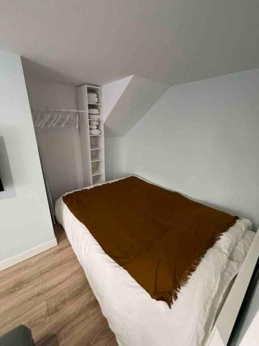 - une chambre blanche avec un lit dans l'établissement Appartement neuf tout confort à Blaye proche de la Citadelle, à Blaye