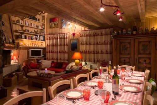 TV a/nebo společenská místnost v ubytování Chalet Mokus