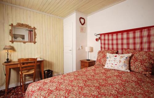 une chambre avec un lit, une table et un bureau dans l'établissement Chalet Mokus, à Les Allues