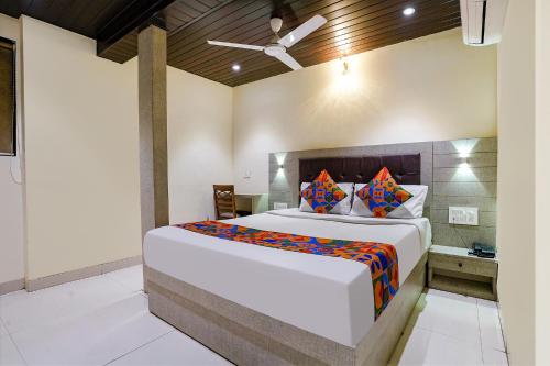 ein Schlafzimmer mit einem großen Bett in einem Zimmer in der Unterkunft FabHotel New Prince Palace in Mumbai