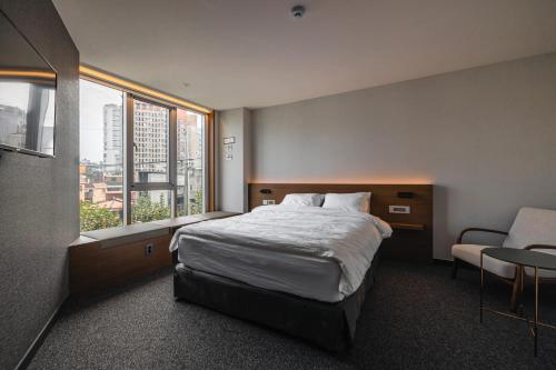 Cama ou camas em um quarto em Pillowsopher Hongdae