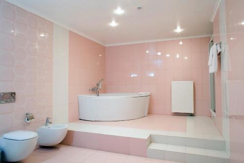 Un baño de ONOVO Dendra Hotel