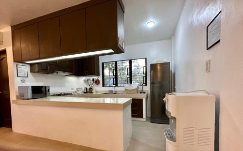 Una cocina o zona de cocina en The Resthouse Laiya
