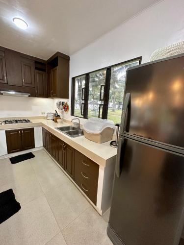 Una cocina o zona de cocina en The Resthouse Laiya
