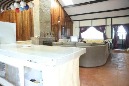 ein Wohnzimmer mit einem Sofa und einem Tisch in der Unterkunft Dwardos Cottage - Serene Private Cottage w/Wi-Fi in Nyeri