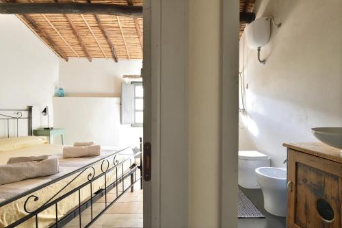 Un gioiello in centro storico في باري ساردو: حمام سريرين ومرحاض في الغرفة
