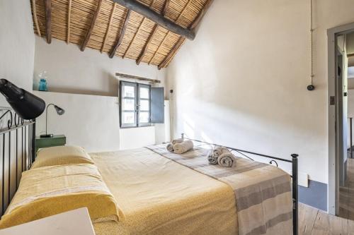 1 dormitorio con 2 camas en una habitación en Un gioiello in centro storico, en Bari Sardo