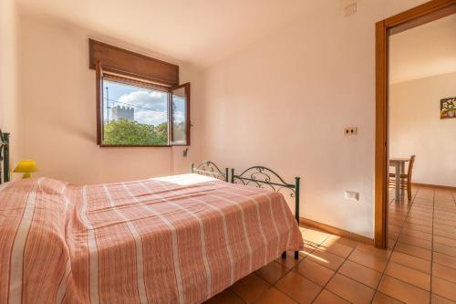 マリーナ・ディ・マンカヴェルサにあるResidence Calettaのベッドルーム(ベッド1台、窓付)