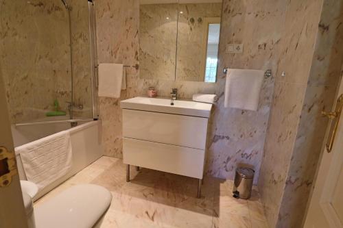 a bathroom with a sink and a toilet and a tub at Apartment El Limonar in Santa Fe de los Boliches