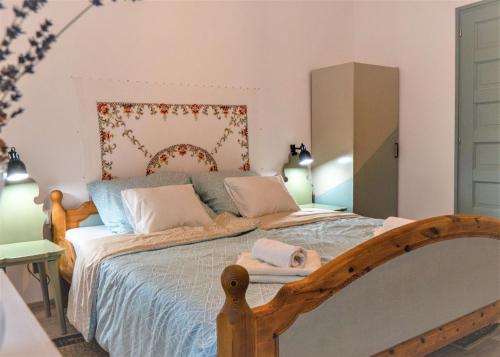 a bedroom with a bed with a wooden frame at Birslak in Makkoshotyka