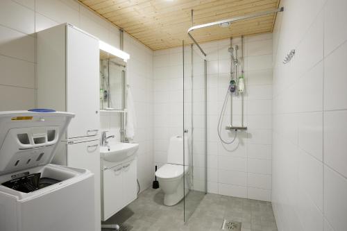 La salle de bains est pourvue d'un lavabo, de toilettes et d'une douche. dans l'établissement New apartment, two bed room, free car park, à Turku