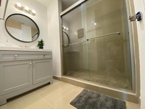 W łazience znajduje się prysznic, umywalka i lustro. w obiekcie Marlins Park Suites - APT 2 - Gallo Suite w Miami
