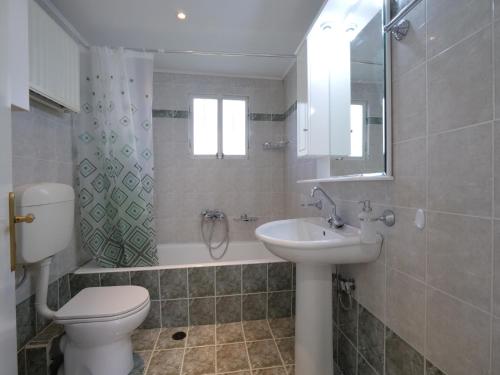 La salle de bains est pourvue de toilettes, d'un lavabo et d'une baignoire. dans l'établissement GM country house, à Pórto Ráfti