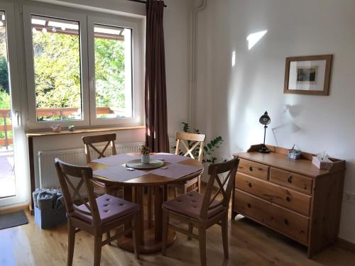 uma sala de jantar com mesa e cadeiras e uma cómoda em Green Valley Vendégház a Betekints-völgyben em Veszprém