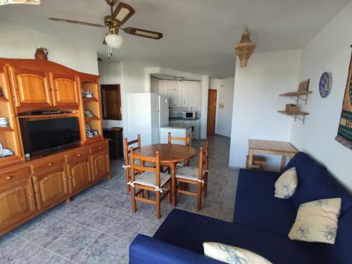 - un salon avec un canapé bleu et une table dans l'établissement Apto con vistas Monteluna, à Huelva