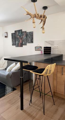 une salle à manger avec une table et un canapé dans l'établissement Appartement avec chambre ouverte, à Bourg-Madame