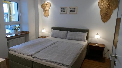 1 dormitorio con 1 cama grande y 2 lámparas en Biggi, en Trittenheim