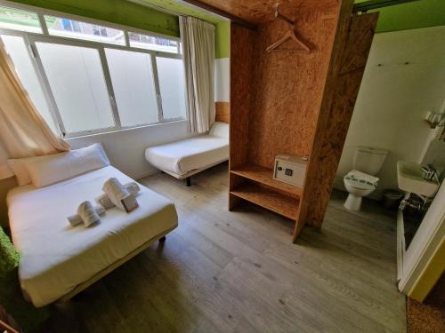 1 dormitorio con 1 cama con 2 toallas en La Posada de El Chaflán, en Madrid