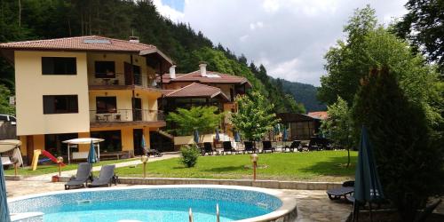 ein Hotel mit einem Pool vor einem Gebäude in der Unterkunft Galaxy Hotel in Chiflik