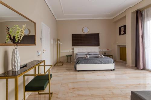 um quarto com uma cama e uma mesa em Diegohousesleepaway em Vittoria