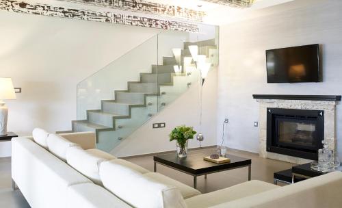 Posedenie v ubytovaní Luxurious 4 bedroom villa Xris with infinity pool and beach access