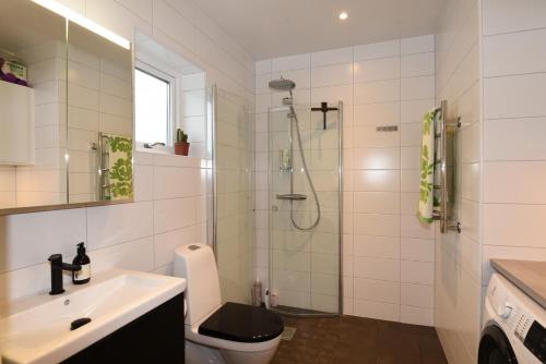 y baño con ducha, lavabo y aseo. en Nice villa for 10 people on Styrso, en Styrsö