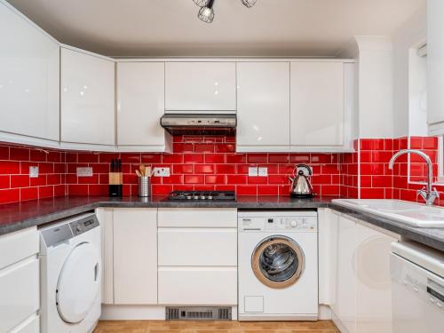 Kuchyň nebo kuchyňský kout v ubytování Pass the Keys Stylish 4 Bedroom Home with Parking in Borehamwood