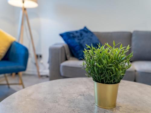 Posezení v ubytování Pass the Keys Stylish 4 Bedroom Home with Parking in Borehamwood