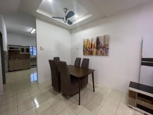a dining room with a table and chairs at RUMAH MURNI by IMPIAN HOMESTAY KLIA-SALAK TINGGI-NILAI in Sepang