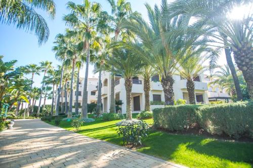 Modern & Peaceful 2BR APT w/Parking - Medina Banus