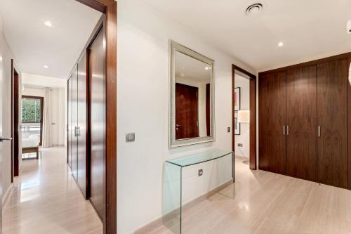Modern & Peaceful 2BR APT w/Parking - Medina Banus