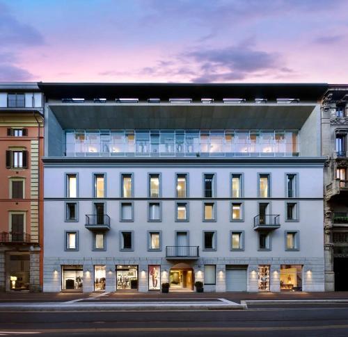 um grande edifício branco com muitas janelas em Business & Luxury Suite - Montè16 em Milão