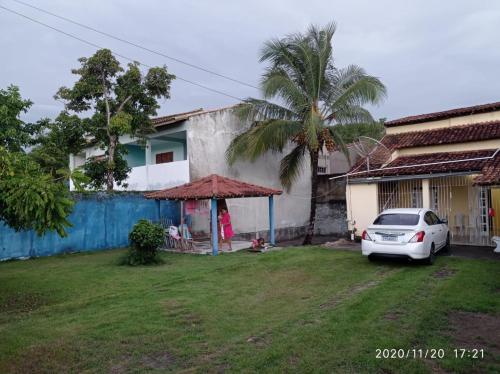 una casa con un coche aparcado en el patio en Casa para temporada, en Santa Cruz Cabrália