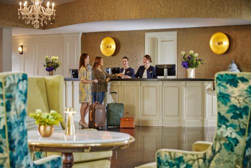 un gruppo di persone che si trovano al bancone in una cucina di Newpark Hotel a Kilkenny