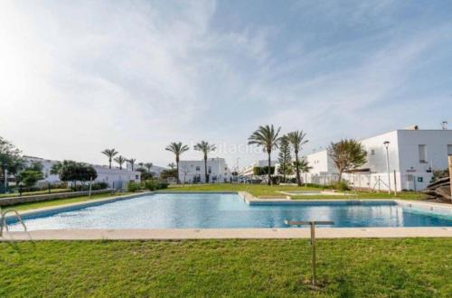 The swimming pool at or close to Piso lujo el toyo