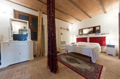 a bedroom with a bed and a tv in a room at Mommialla il Baluardo in Gambassi Terme