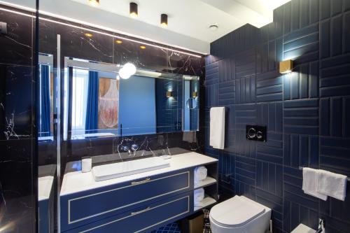ein Badezimmer mit einem Waschbecken, einem Spiegel und einem WC in der Unterkunft Migliori Collection Piazza Navona 71 in Rom