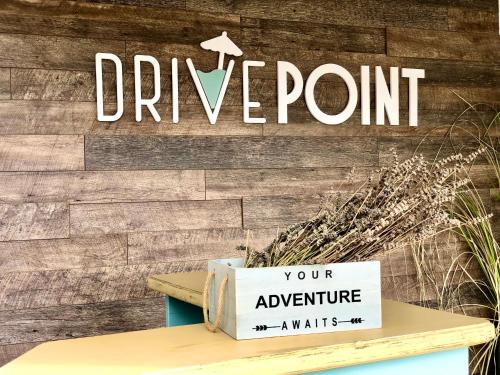 Naktsmītnes Drive Point (Adventure Lake Resort) logotips vai norāde