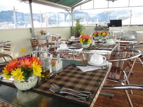 Un restaurante u otro lugar para comer en Hotel Platinum Suite