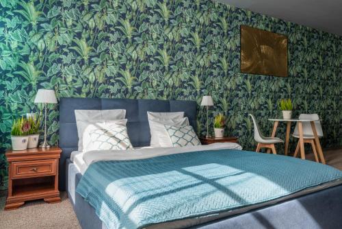 1 dormitorio con 1 cama con edredón azul en Staycity Apartments Sukiennice 6, en Wroclaw
