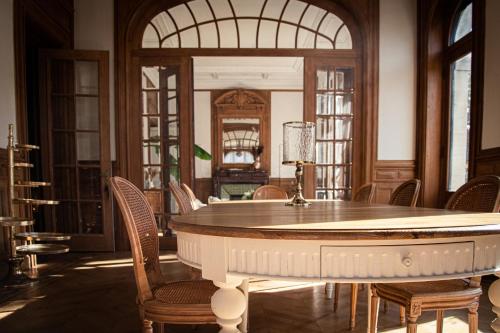 a dining room with a table and chairs at La Villa Barbieux in Roubaix