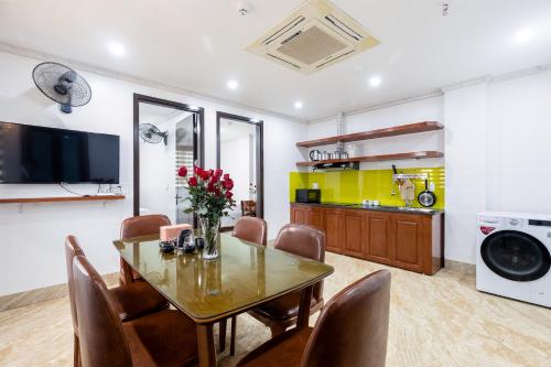 uma sala de jantar com mesa e cadeiras em CHÉRIE HOMEHOTEL em Ha Long