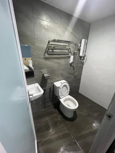 Ein Badezimmer in der Unterkunft OU INN Cameron Highlands ,Ferm Nyonya Restaurant