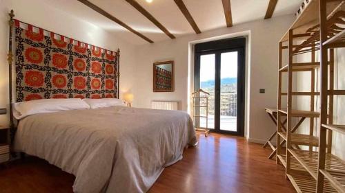 una camera con un grande letto e una grande finestra di Casona Torre de Alcázar a Jerez del Marquesado