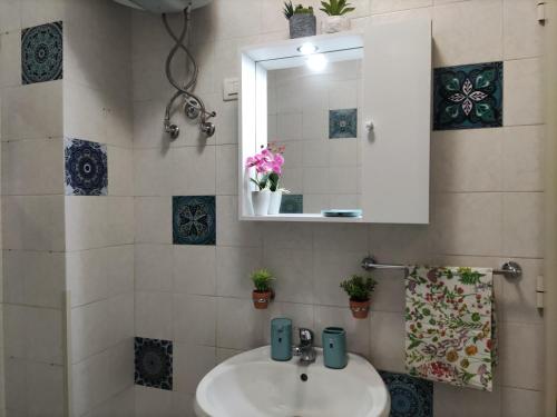 La salle de bains est pourvue d'un lavabo et d'un miroir. dans l'établissement La Dimora Fiorita, à Catane