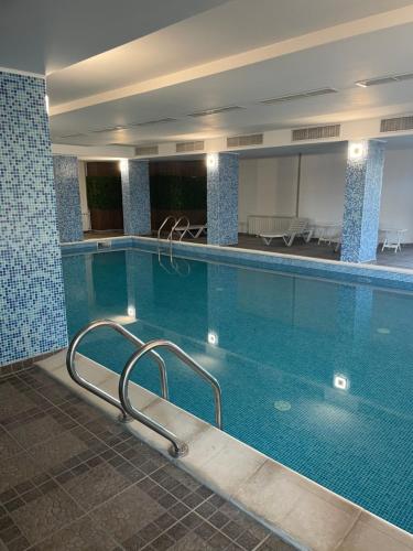 a large swimming pool in a hotel at Complex Nero in Pamporovo