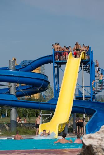 Bazén v ubytování Etno Village Cardaci nebo v jeho okolí