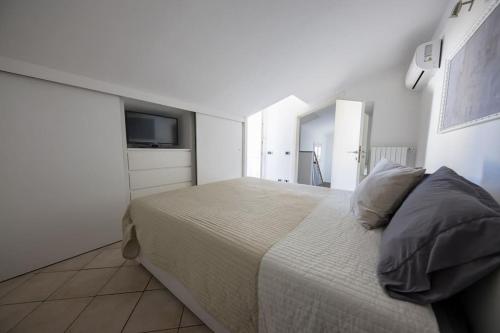 1 dormitorio con 1 cama y TV en la pared en Casa Giulia, en Florencia