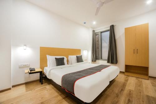 una camera da letto con un grande letto bianco e una finestra di Super Townhouse 213 Artemis Hospital Near Appu Ghar a Gurgaon