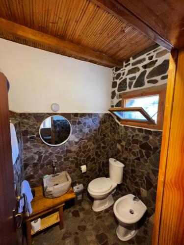 małą łazienkę z toaletą i umywalką w obiekcie Ballkon Turi w Tiranie
